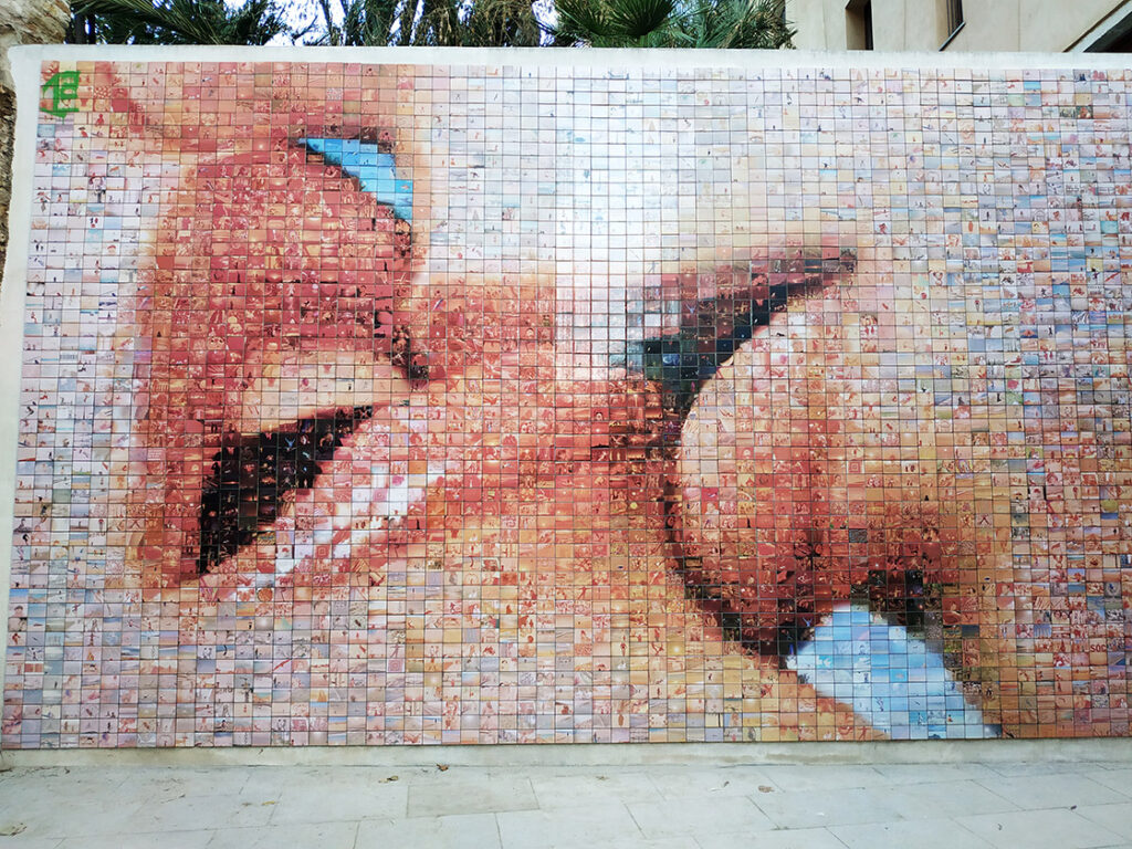 Joan Fontcuberta Muurschildering van de kus in Barcelona