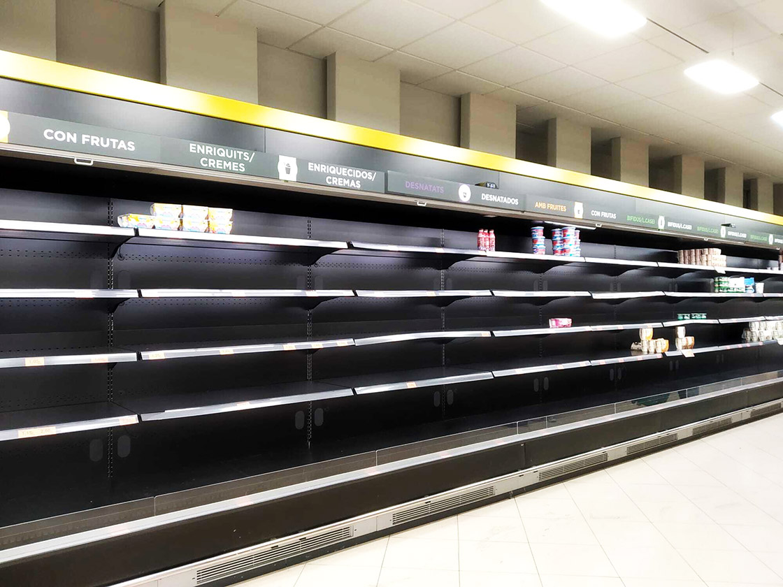 Lege schappen in de supermarkt in Barcelona vanwege het coronavirus