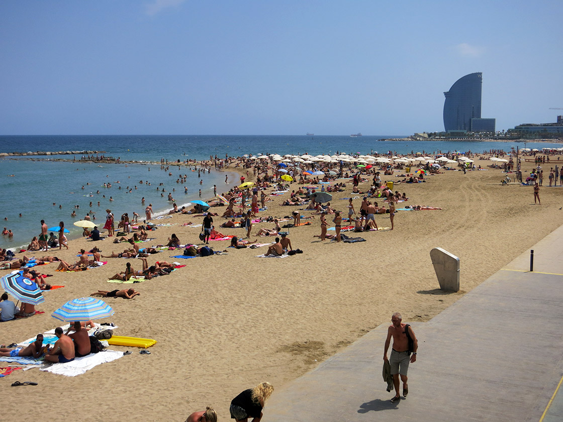 Strand in Barcelona tijdens de zomer