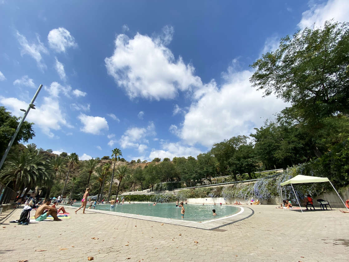 Openluchtzwembad bij Parc de la Creueta del Coll Barcelona