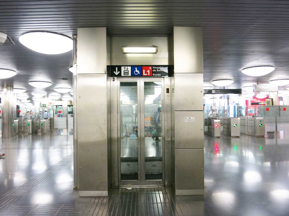 Lift in de metro van Barcelona