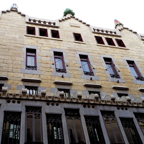 In het lijstje Gaudí bezienswaardigheden hoort zijn eerste grote project in Barcelona: Palau Güell.