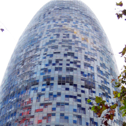 Torre Agbar / Torre Glòries is een opvallende bezienswaardigheid aan de skyline van Barcelona.