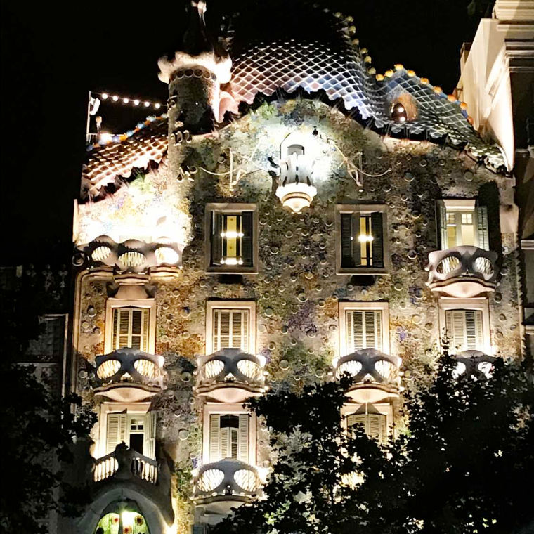 ’s Avonds wordt het Casa Batlló altijd heel mooi verlicht.