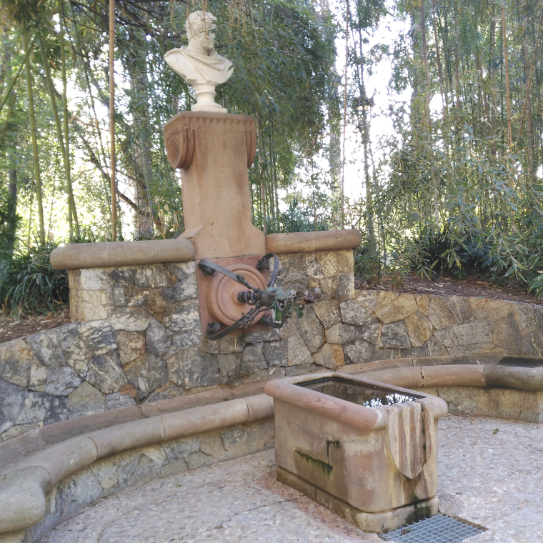 Gaudí's Herculesfontein bij Parc de Pedralbes