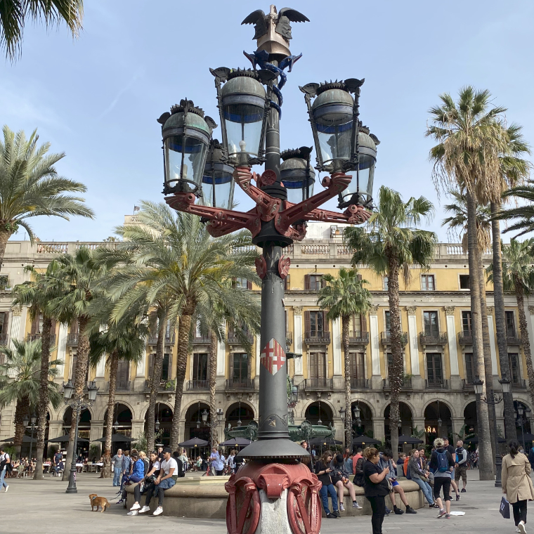 Gaudí's Lantaarnpalen bij Plaça Reial in Barcelona