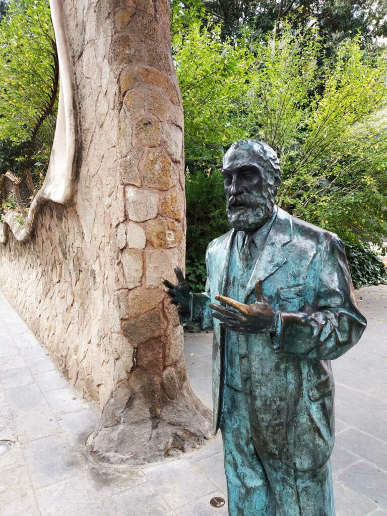 Standbeeld van Gaudí in Barcelona