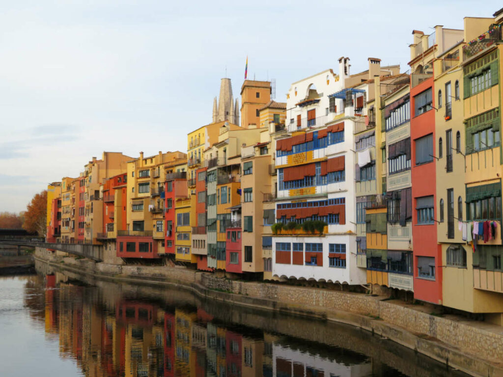 De Kleurrijke Huizen langs de Rivier de Onyar in Girona