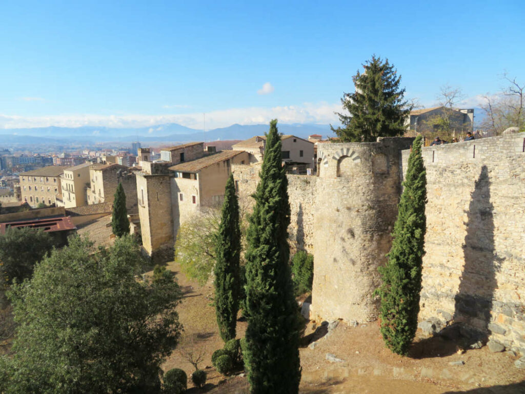 De stadsmuren van Girona