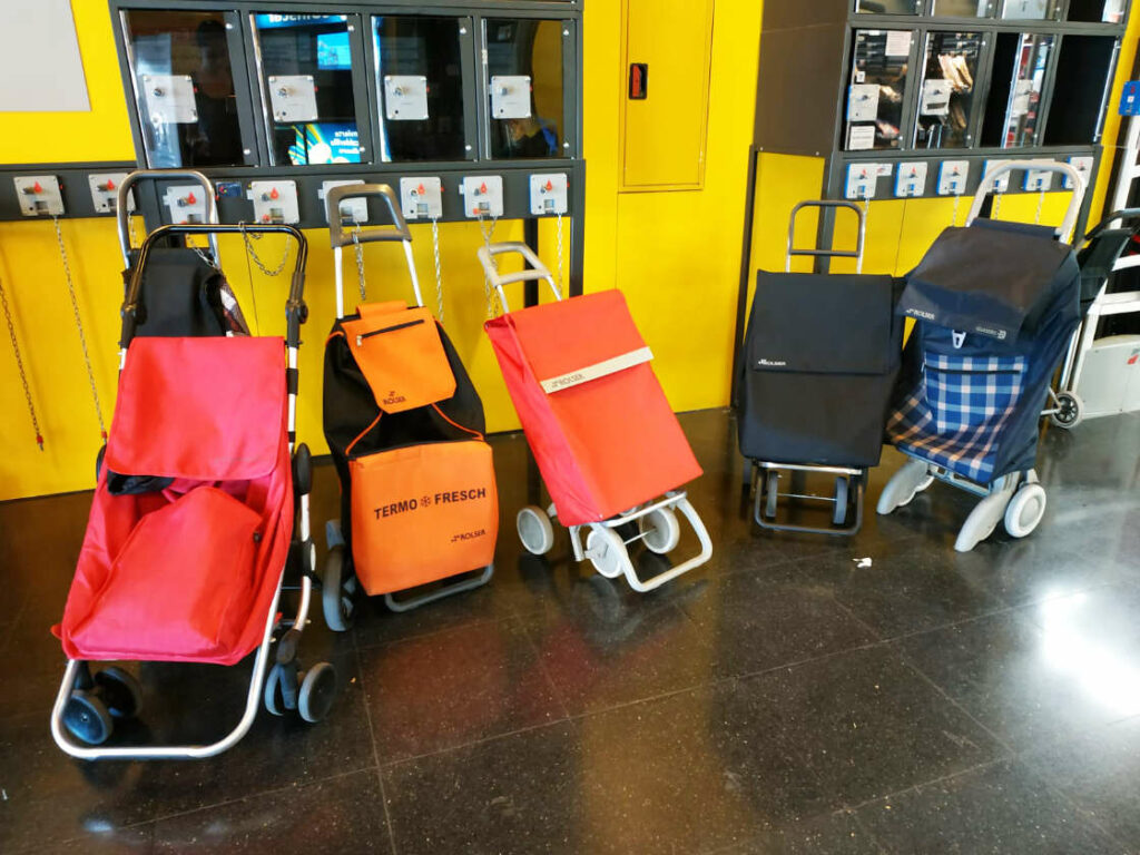 Boodschappenkarretjes geparkeerd bij de Carrefour in Barcelona