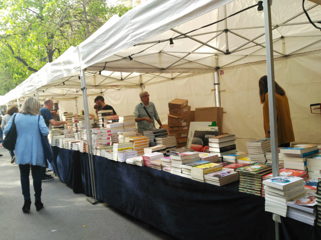 Boekenkraampjes tijdens Sant Jordi in Barcelona